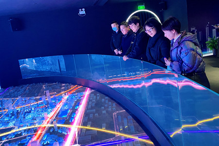 02中以创新园副总邵光卫介绍园区_副本.jpg