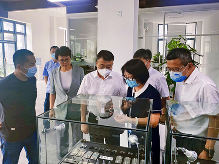 03-参观园区企业浙江华远_副本.jpg